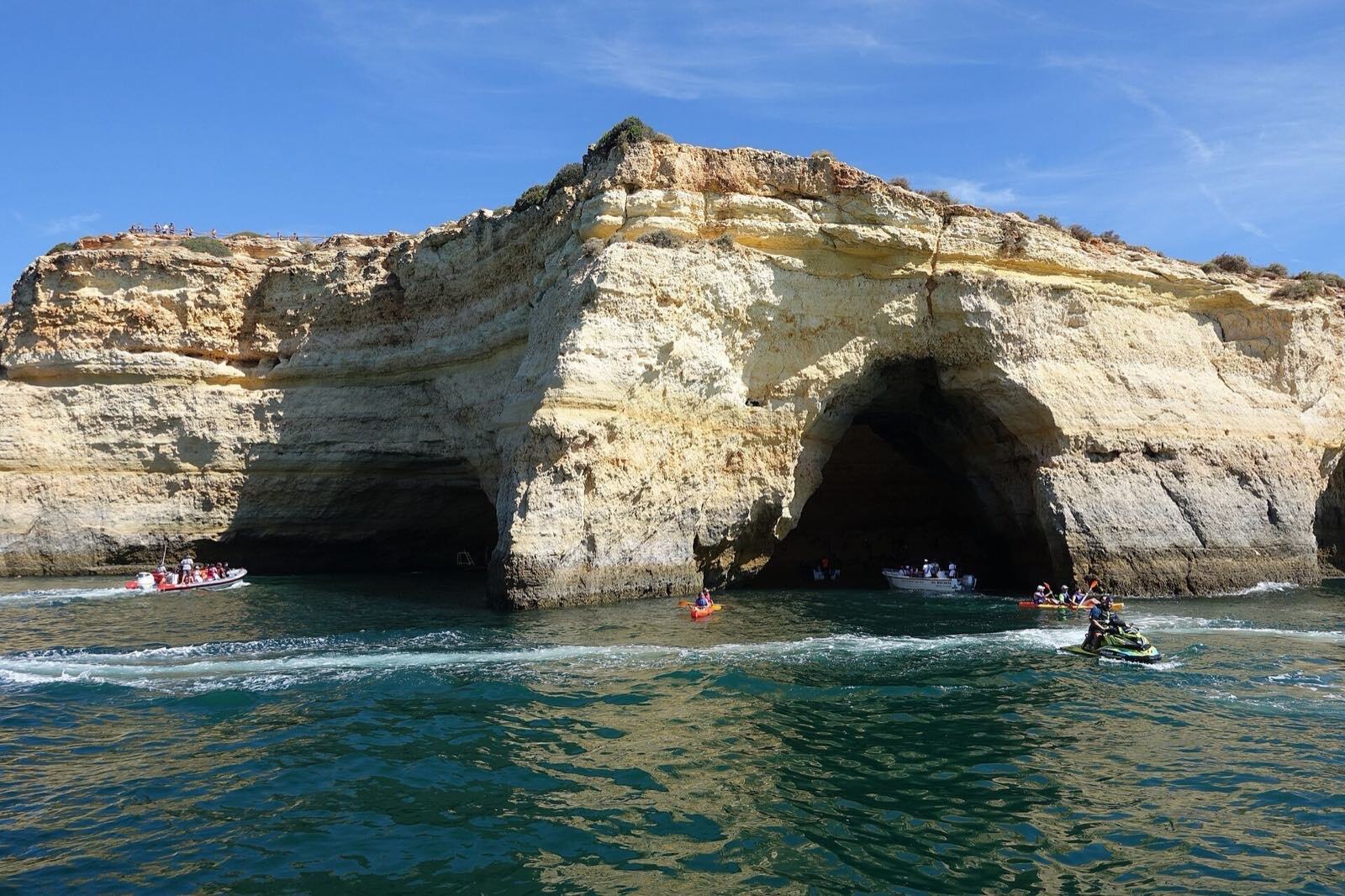 Den berømte hulen Algar de Benagil ved kysten av Algarve