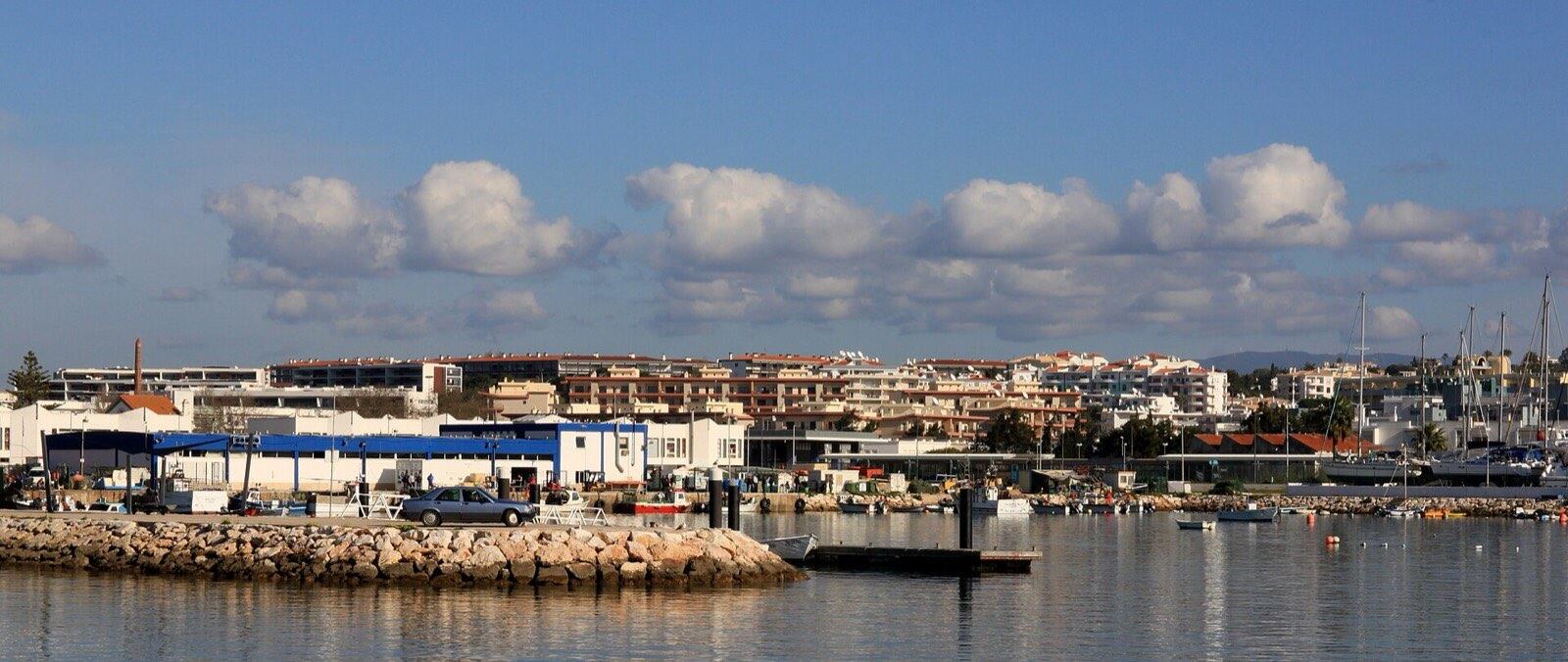 Havnen i Lagos i Algarve under blå himmel med skyer