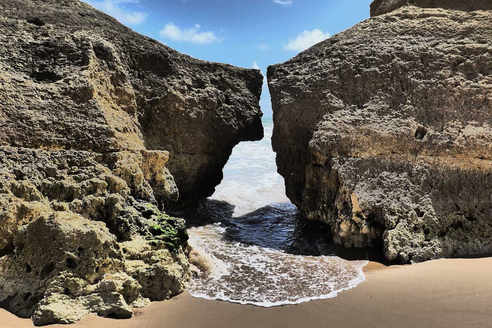 Klippeformasjon og strand ved Albufeira i Algarve