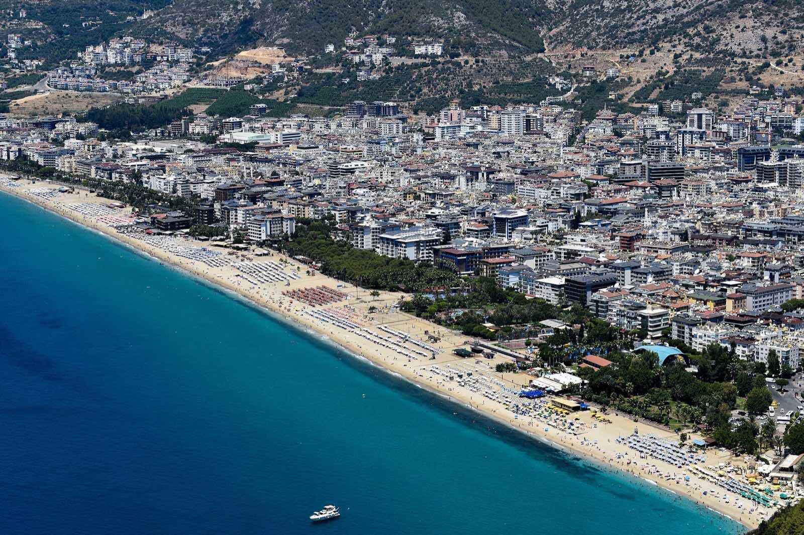 Kleopatra-stranden i Alanya sett fra luften med byen i bakgrunnen