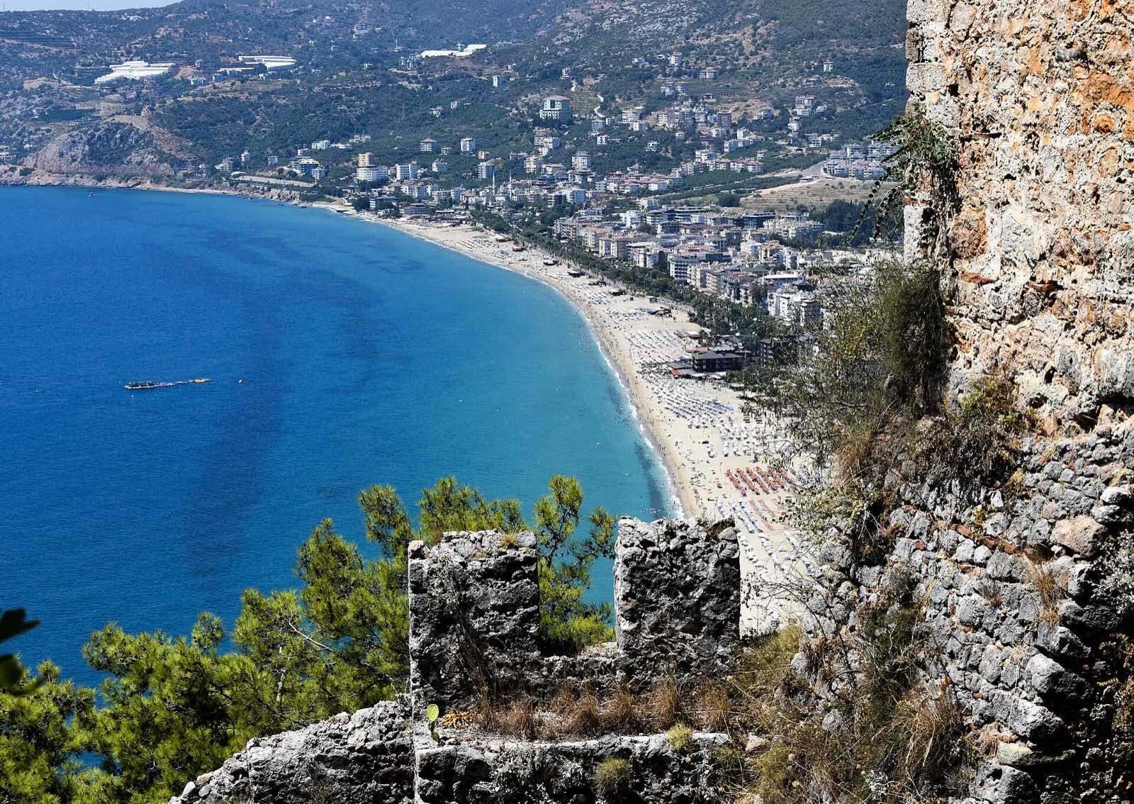 Utsikt fra Alanya-borgen over Kleopatra-stranden og kystbyen