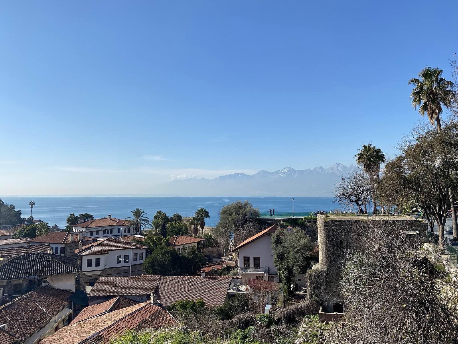 Takene i gamlebyen Kaleiçi i Antalya med sjøen og fjellene bak