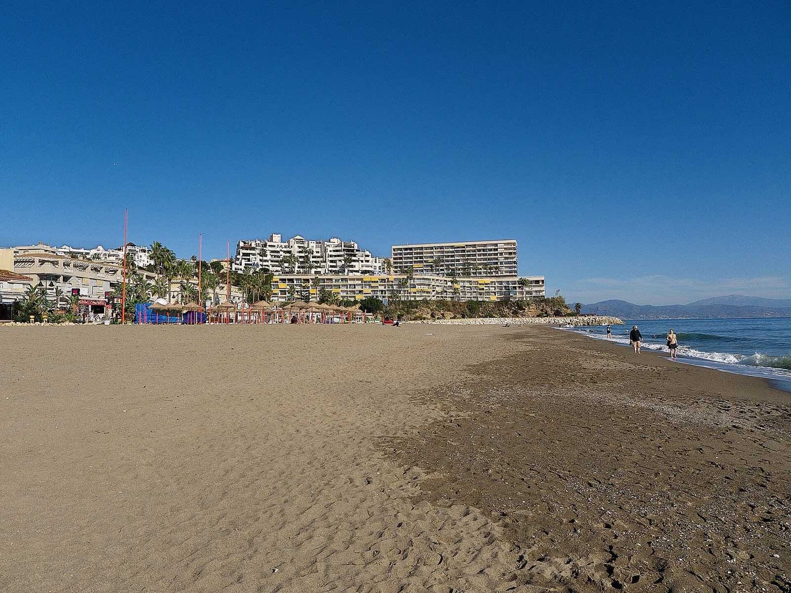 Solfylt strand i Torremolinos ved Costa del Sol med hotellbebyggelse