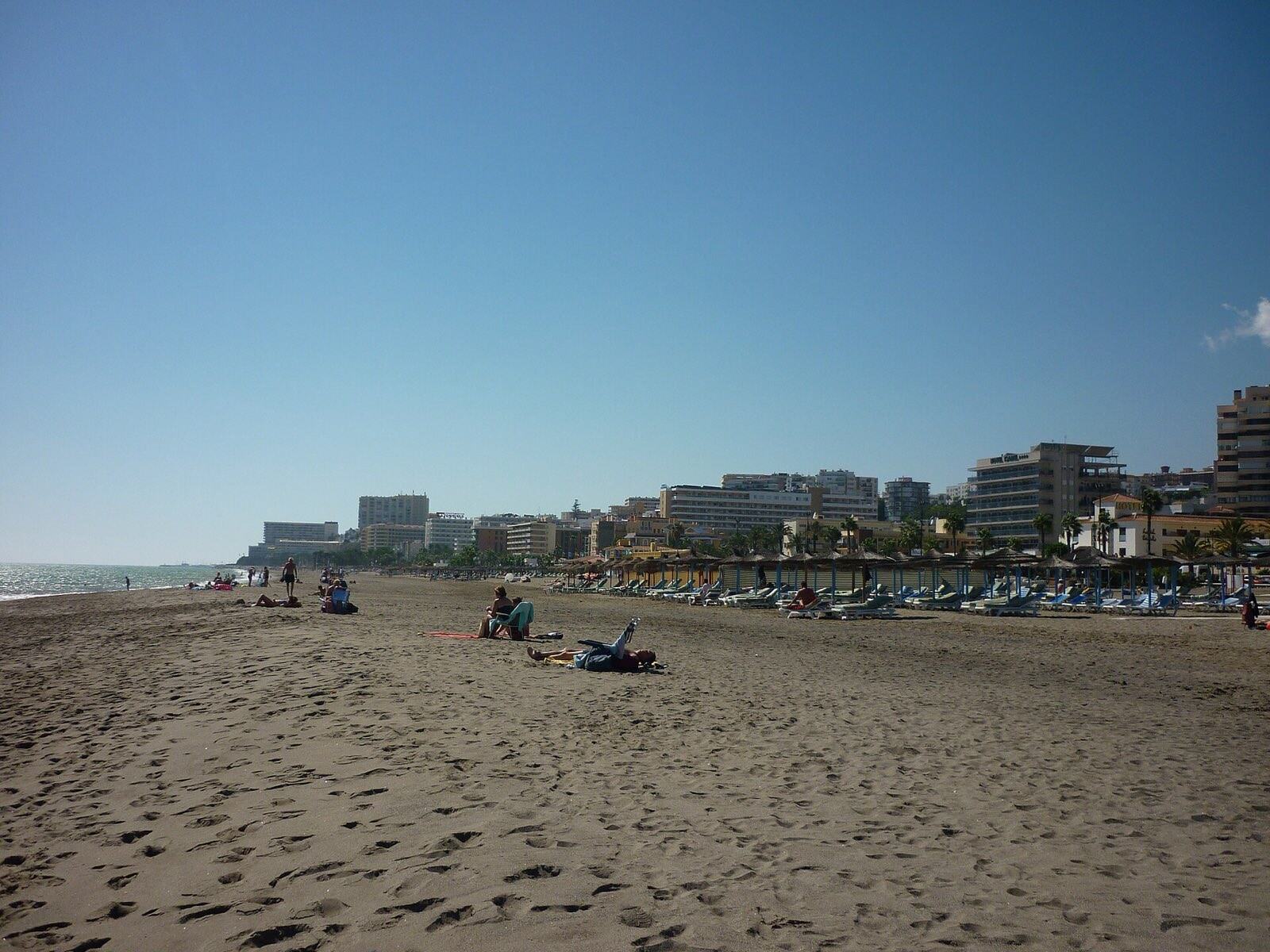 Strand med solsenger i Torremolinos ved Costa del Sol
