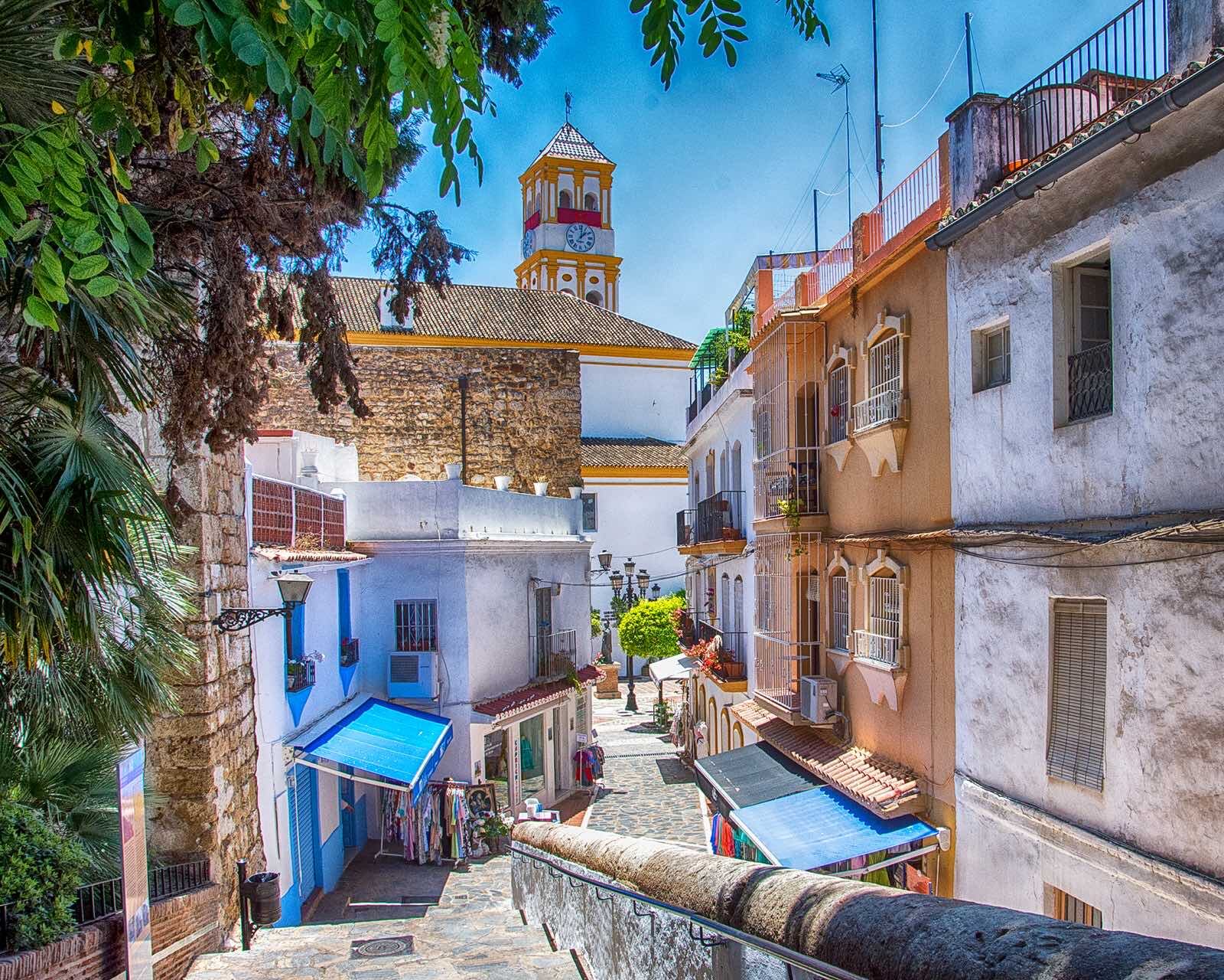 Fargerike smug i gamlebyen i Marbella ved Costa del Sol