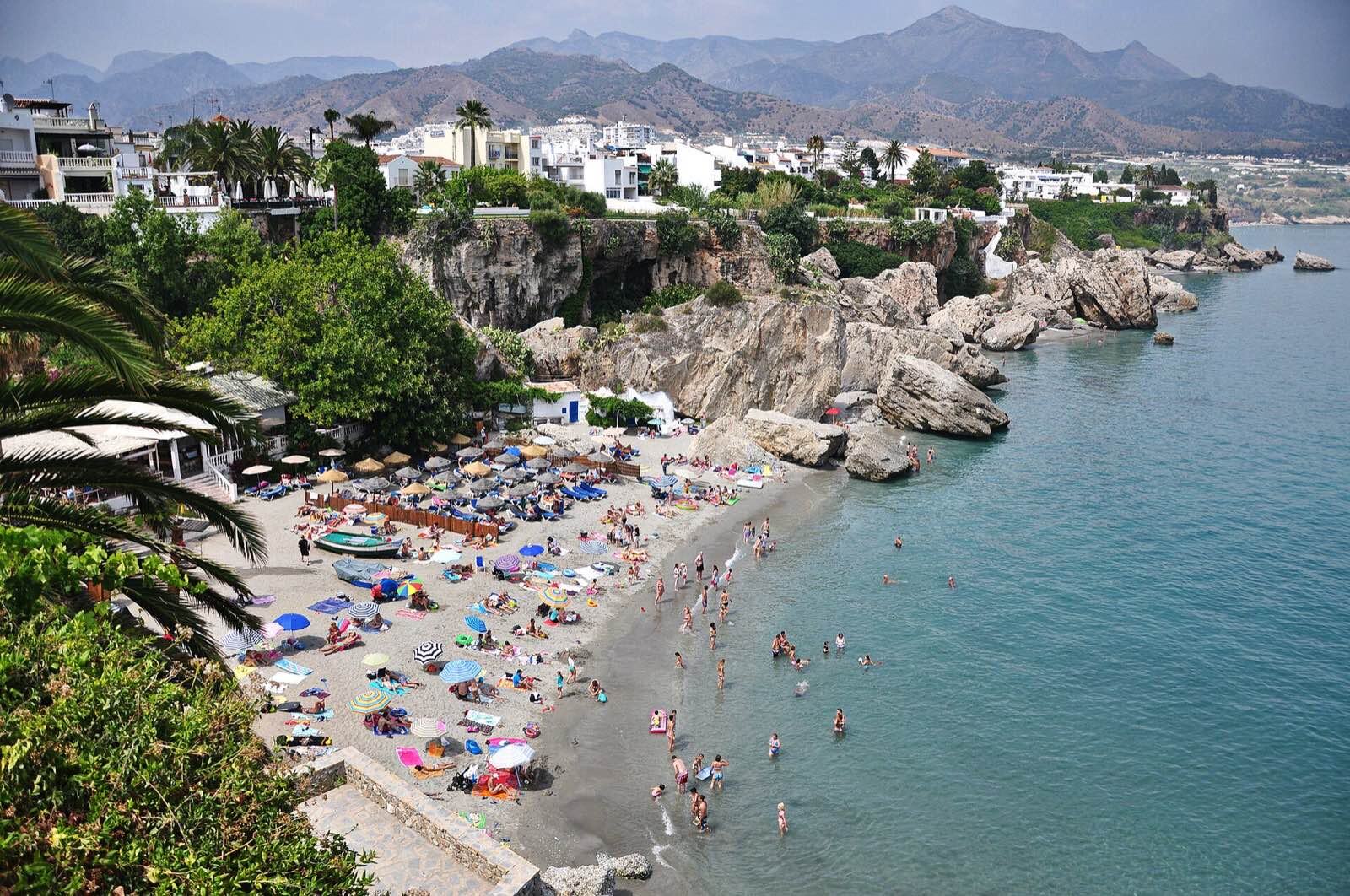 Klippestranden ved Balcón de Europa i Nerja på Costa del Sol