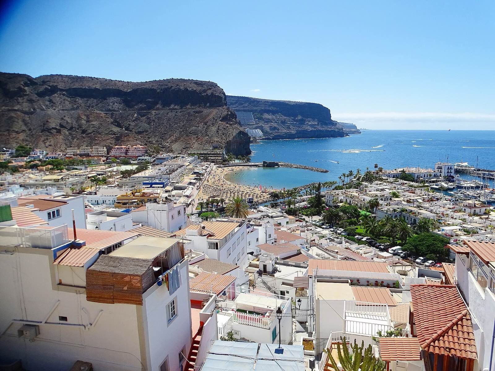 Hvitkalkede hus og småbåthavn i Puerto de Mogán på Gran Canaria sett ovenfra