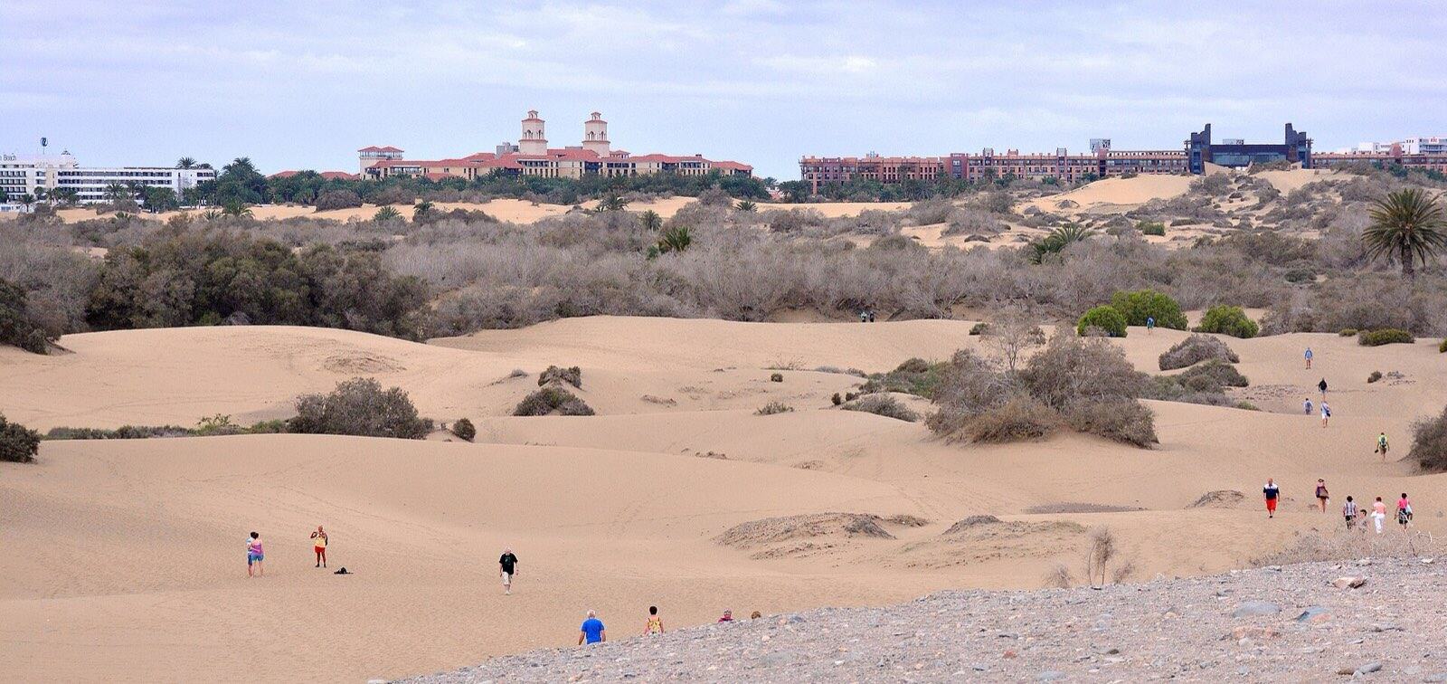 Sanddynene i Maspalomas med hotellbebyggelse i bakgrunnen