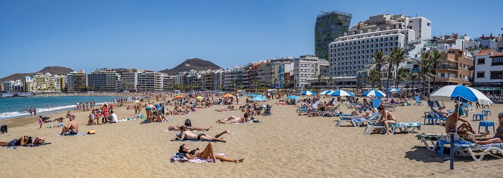 Panorama av Las Canteras-stranden i Las Palmas med byen i bakgrunnen