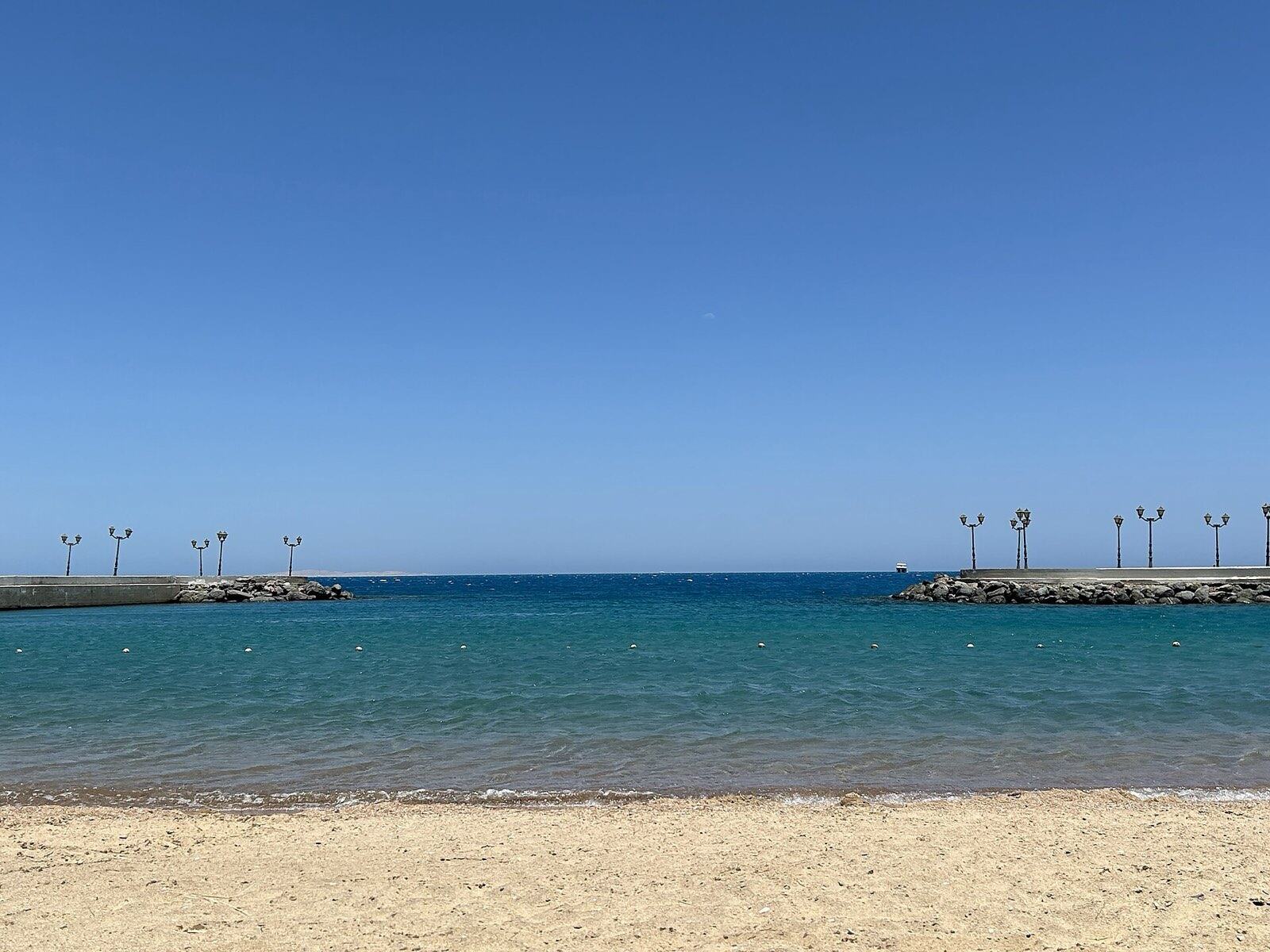 Rolig strand ved Rødehavet i Hurghada under klar himmel