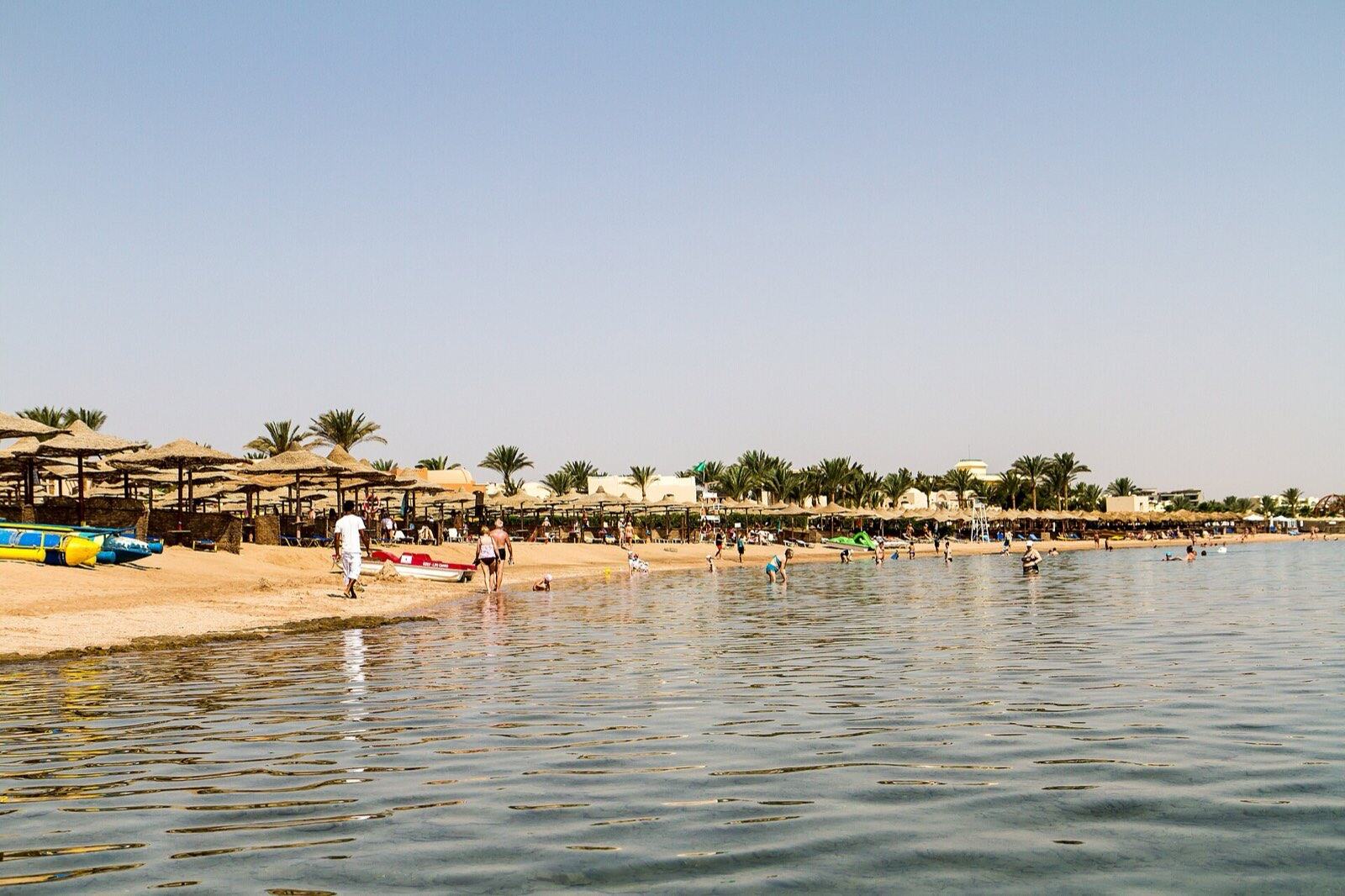 Strand med solseil og badende ved Rødehavet i Hurghada
