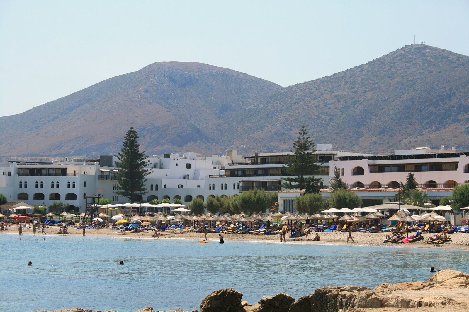 Solfylt strand i feriebyen Hersonissos på Kreta