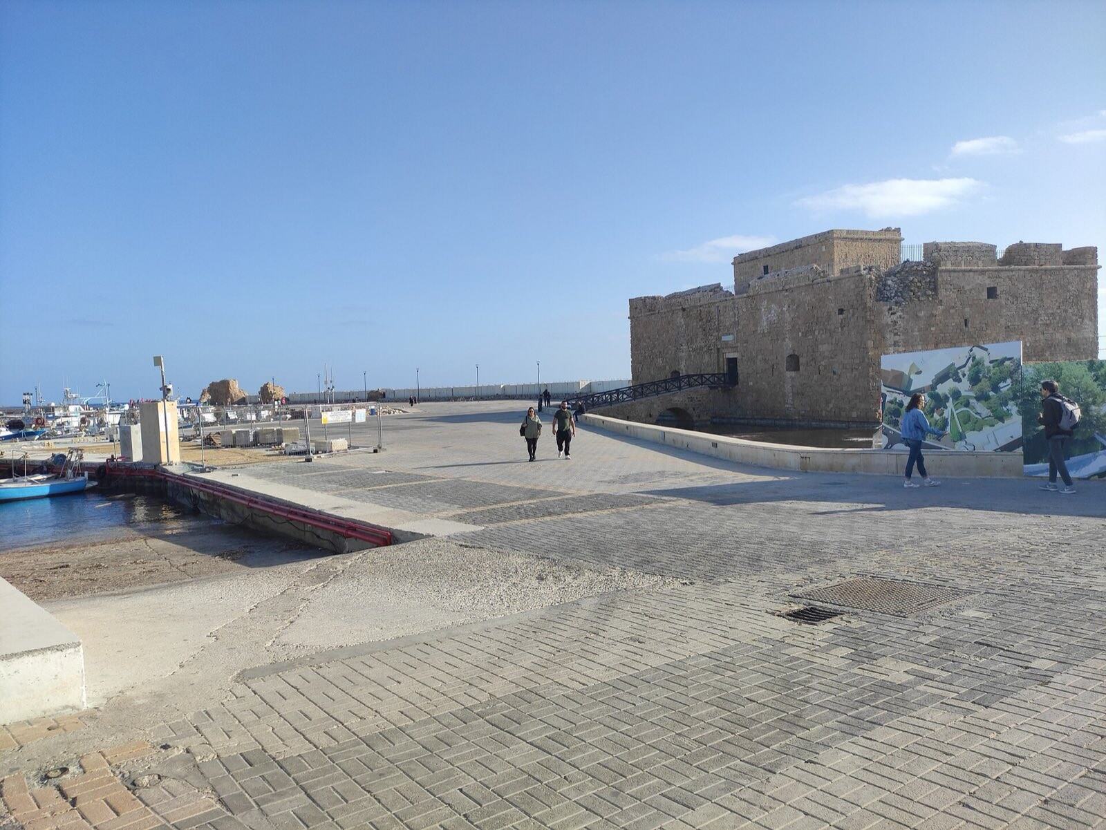 Den gamle borgen ved havnepromenaden i Paphos på Kypros