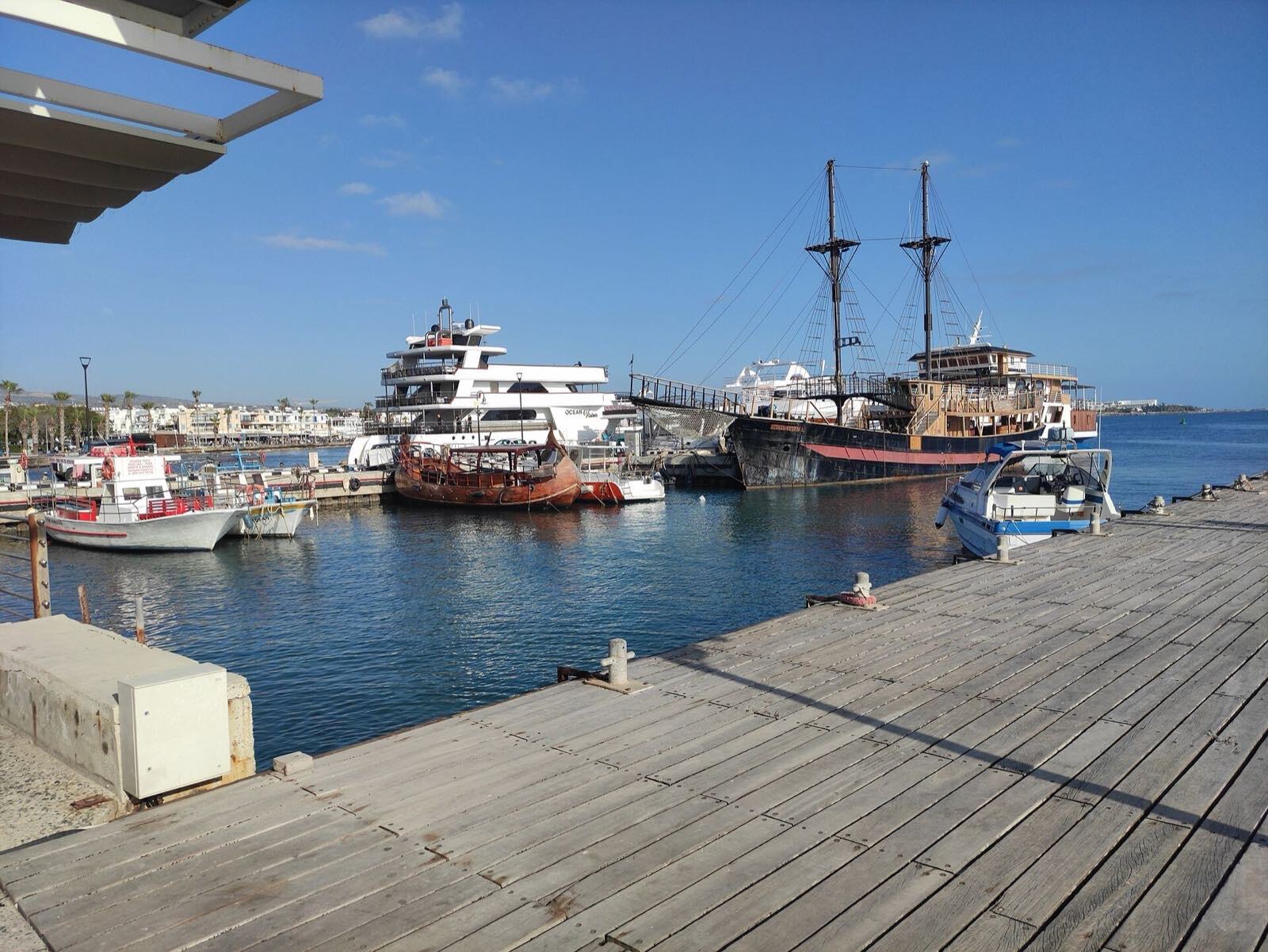 Båter i marinaen i Paphos på Kypros en solfylt dag