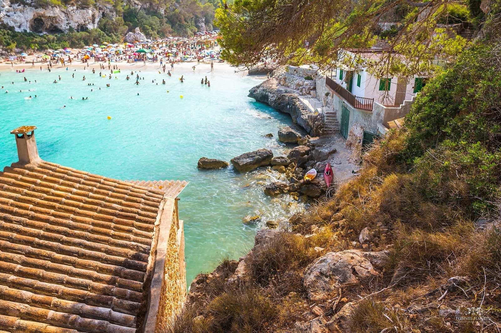 Turkis bukt og strandhus ved Cala Llombards på Mallorca