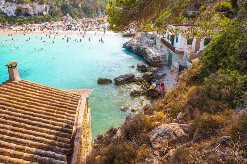 Turkis bukt og strandhus ved Cala Llombards på Mallorca