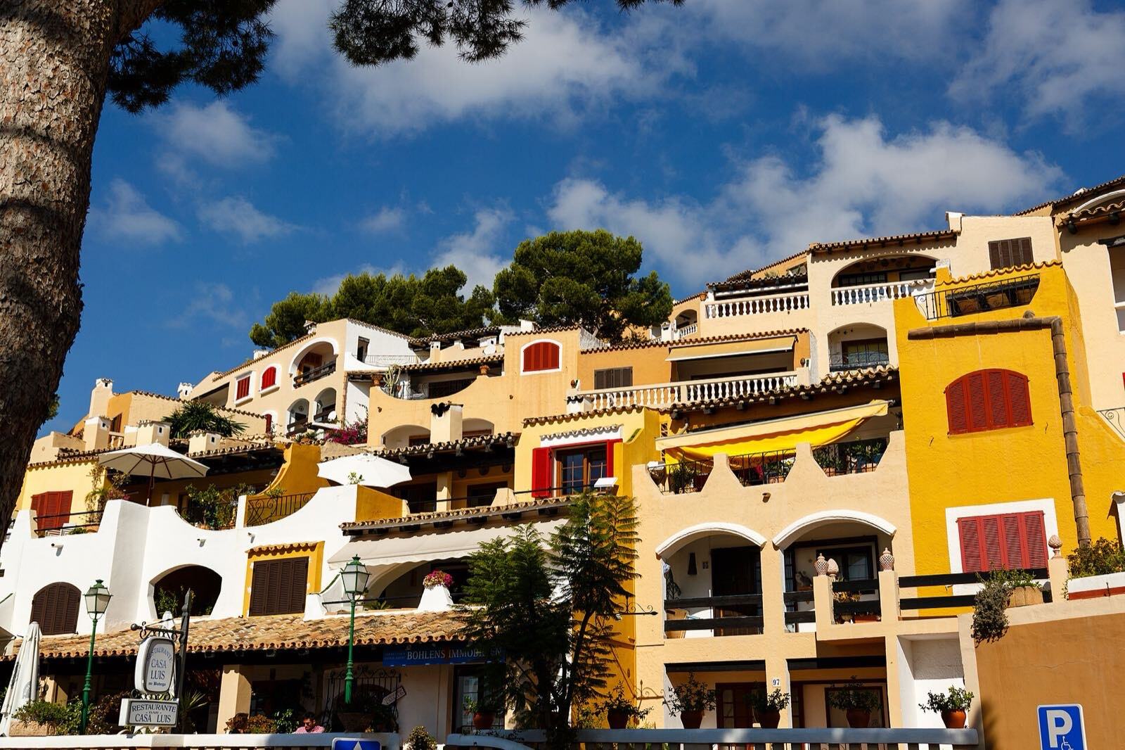 Fargerike hus i feriestedet Cala Fornells på Mallorca