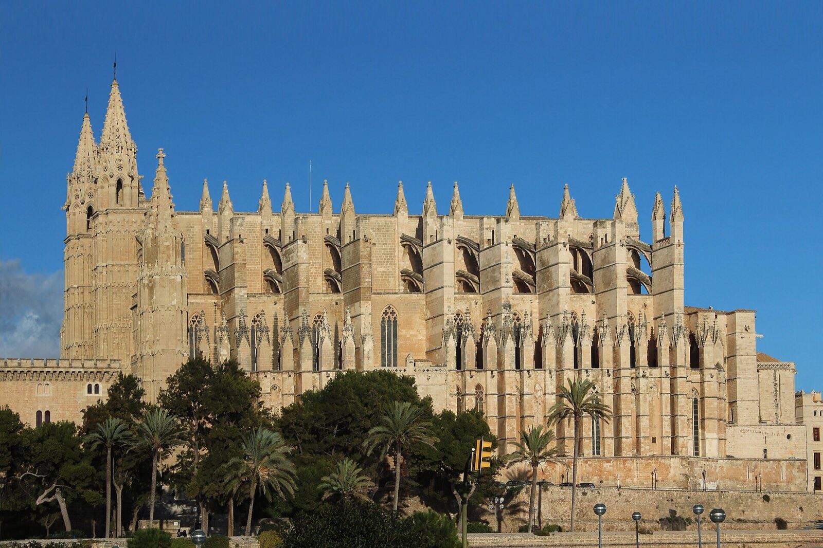 Katedralen i Palma de Mallorca under blå himmel