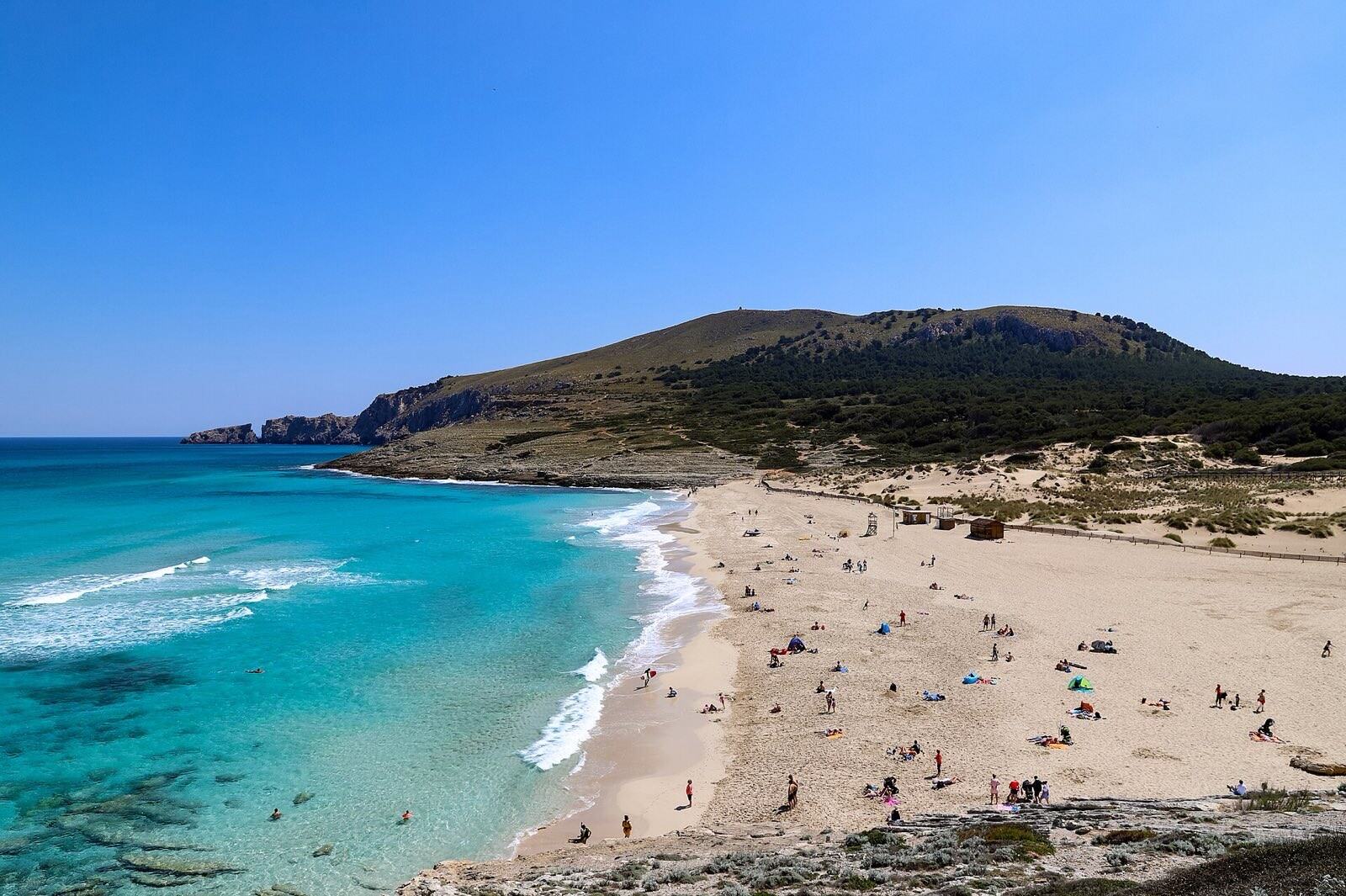 Turkis strand ved Cala Mesquida på Mallorca