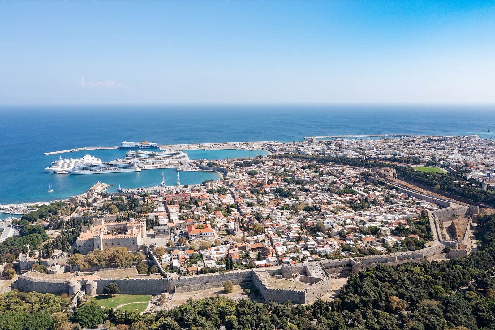 Rhodos by sett fra luften med middelalderbyen og havnen