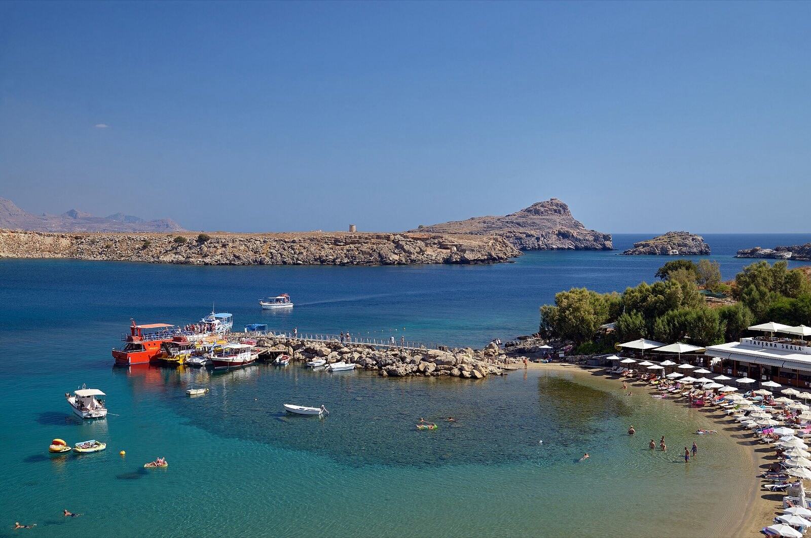 Turkis bukt ved brygga i Lindos på Rhodos