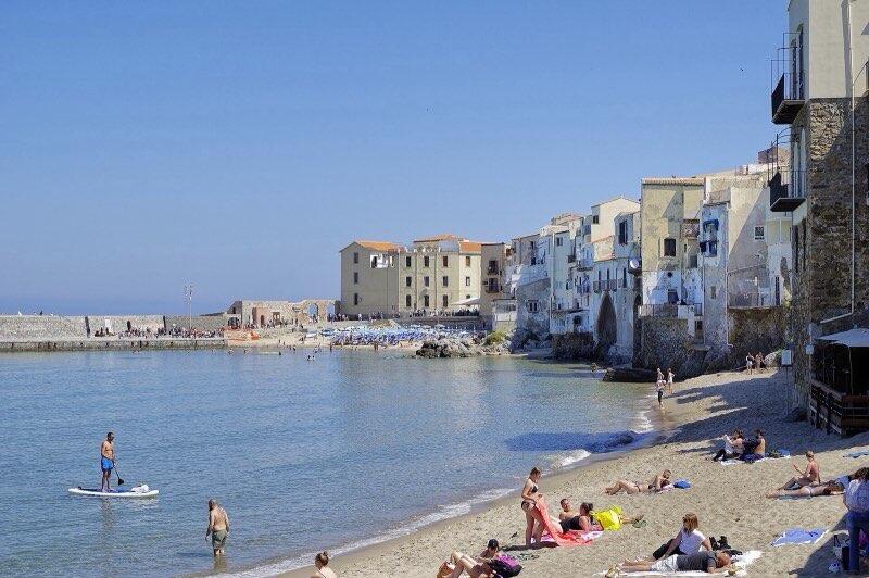 Italy, Sicily, Cefalù, beach with a view towards the old harbour