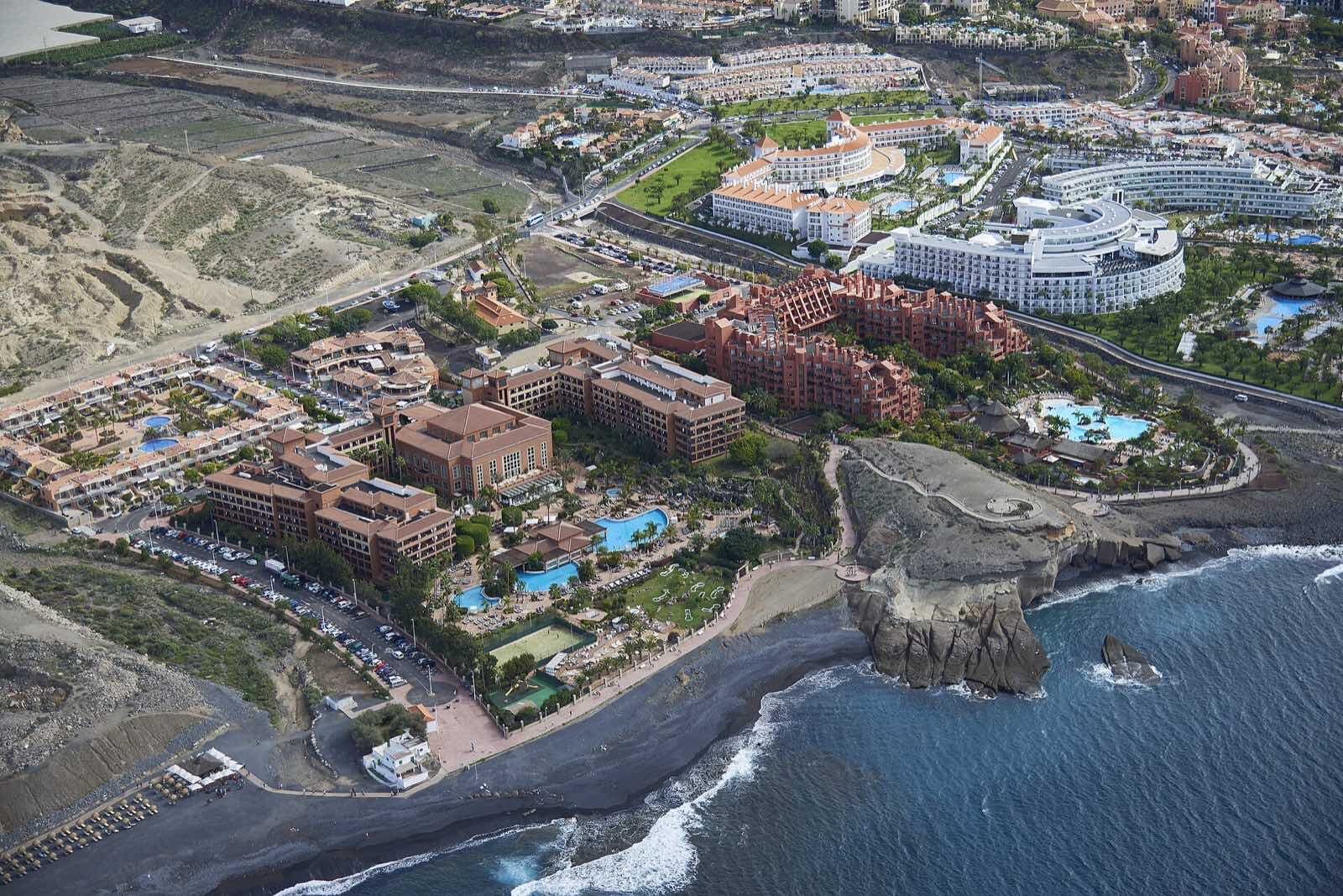 Hotellområde ved kysten i Adeje på Tenerife sett ovenfra