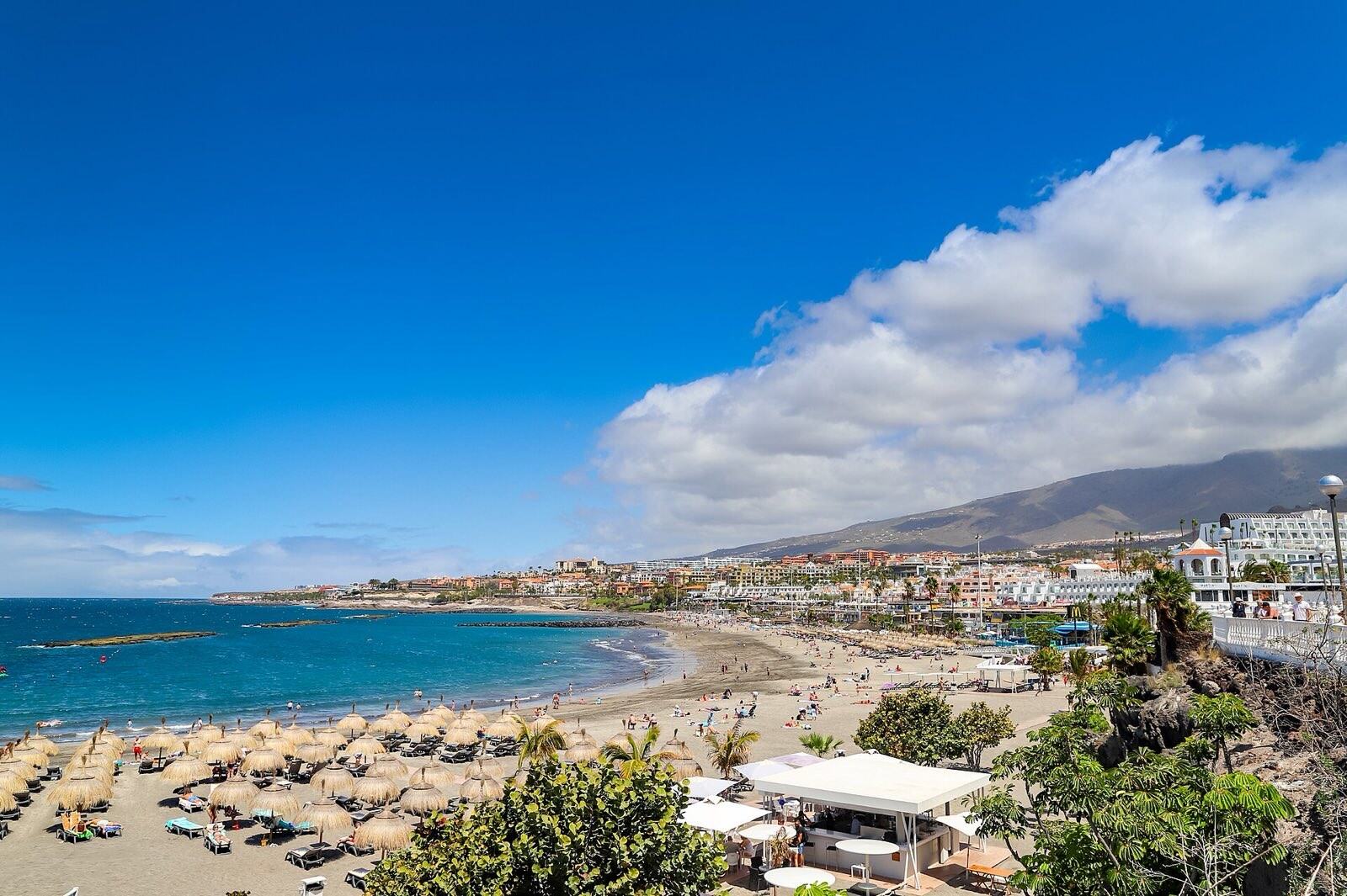 Solfylt strand i Costa Adeje på Tenerife sett fra luften