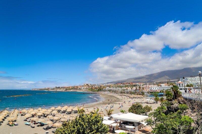 Solfylt strand i Costa Adeje på Tenerife sett fra luften