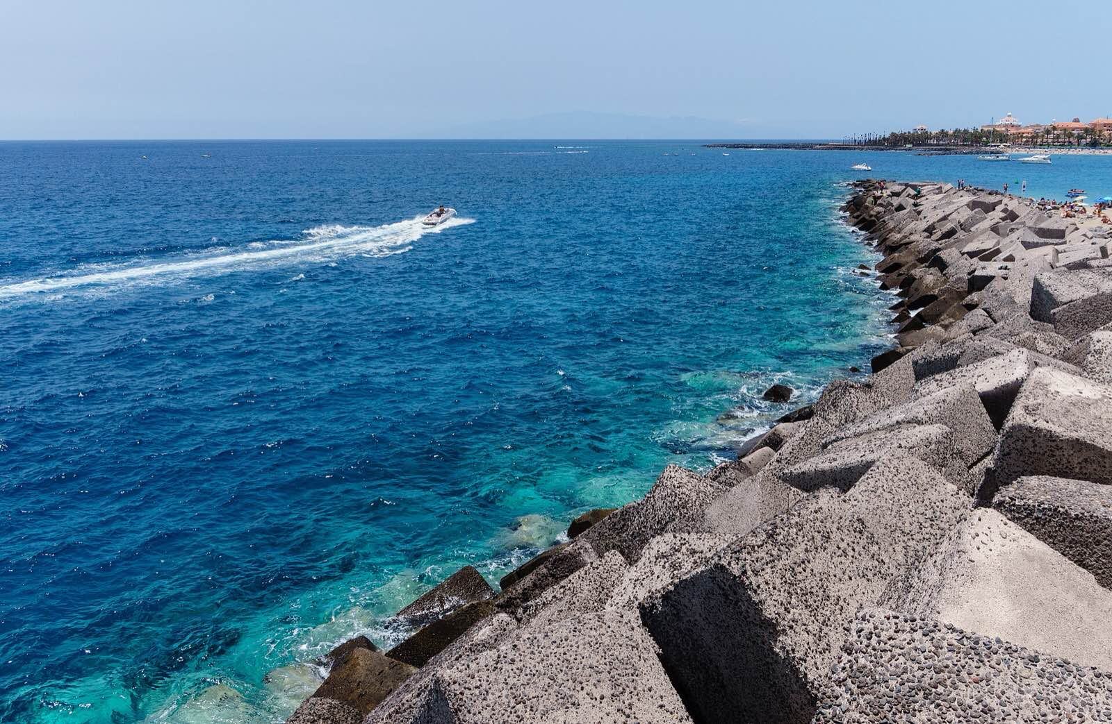 Turkist vann ved kysten av Los Cristianos på Tenerife