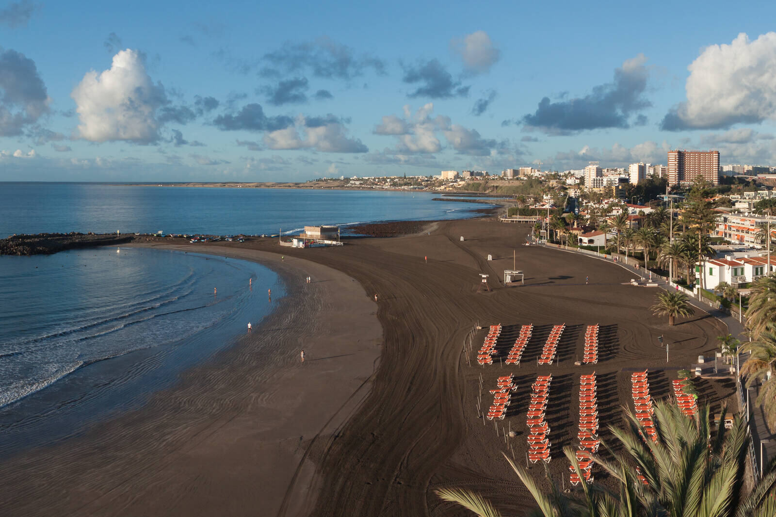 Nesten tom strand i San Agustín på Gran Canaria i mykt vinterlys